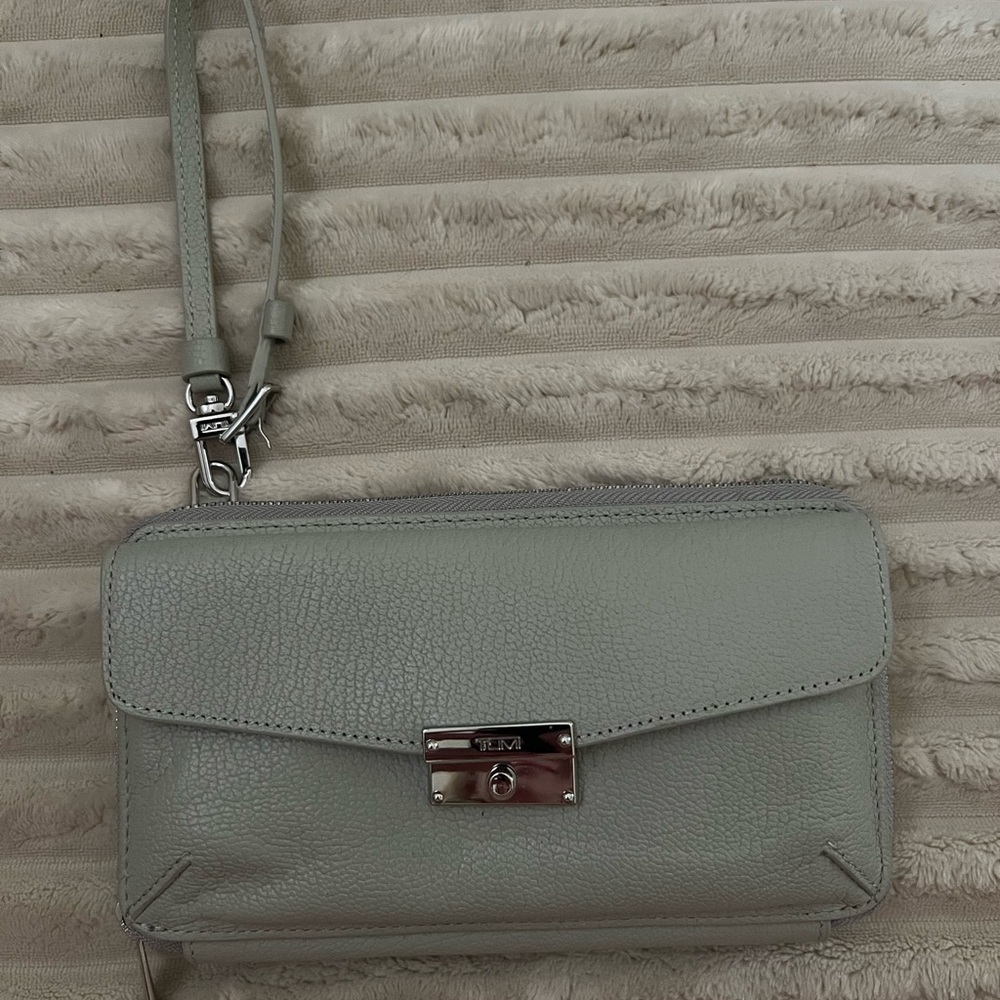 Sale! Tumi Pebble-Grain Crossbody Wallet in Light Gray—NWOT! - Picture 6 of 6